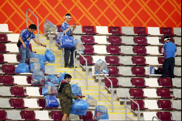 Οι Ιάπωνες είναι 200 χρόνια μπροστά: Καθάρισαν το γήπεδο μετά τον μεγαλύτερο τους θρίαμβο επί της Γερμανίας (ΦΩΤΟ)